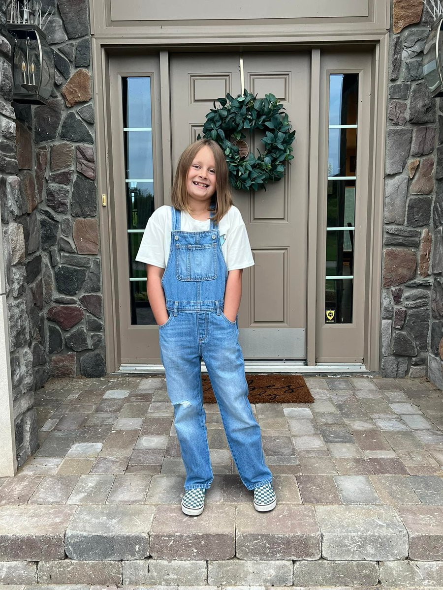 DrHoldsworth's tweet image. My Jaju (Ukrainian grandfather) used to tell me that if I held on to something long enough, it would come back in style. I had a hard time envisioning that, but alas, my 6th-grader is wearing the outfit I would have loved at her age: @acdc shirt, overalls and @Vans. #backtoschool