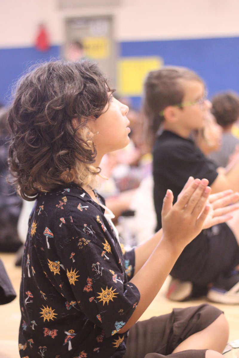BeaumontMagnet's tweet photo. A huge thank you to @TNTheatre for bringing part of the Pass the Mic series to BMA today!  Our 3rd and 5th graders were treated to a performance from @MakingMoviesHQ.  We sang, danced and learned the history of some instruments!  #ArtsMagnet #NoPlaceLikeBMA @BMAWindyC https://t.co/bx6NhlqLwz