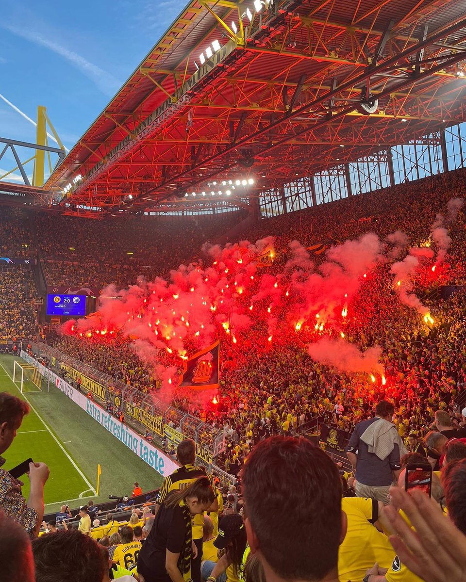 kurvenhelden's tweet photo. #BVBFCK ⚫️🟡 Pyroshow der #Südtribüne #Dortmund beim #BVB-Sieg über #Kopenhagen in der #ChampionsLeague https://t.co/Vm2Mg6bdlB