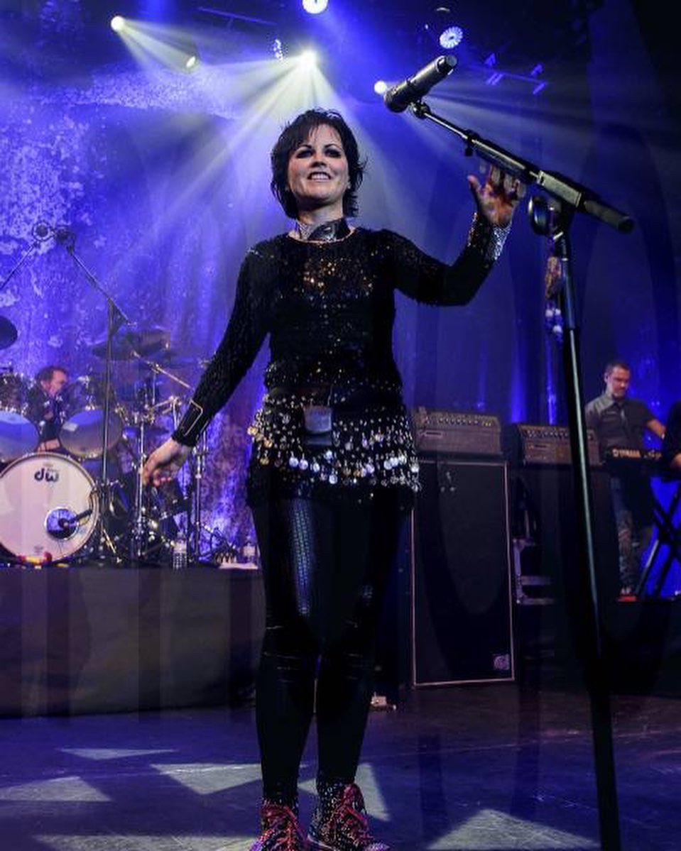 5TUDIOFORTYFIVE's tweet photo. #HappyBirthday #DoloresORiordan born on Sep. 6th 1971 in London #England 
Dolores had a great success in the 90’s as the lead singer with #TheCranberries 
She passed away in. Jan/2018 by an accidental drowning in a bathtub.

#GoneTooSoon #zombie #linger #alcoholawareness https://t.co/JaL31zCqYB