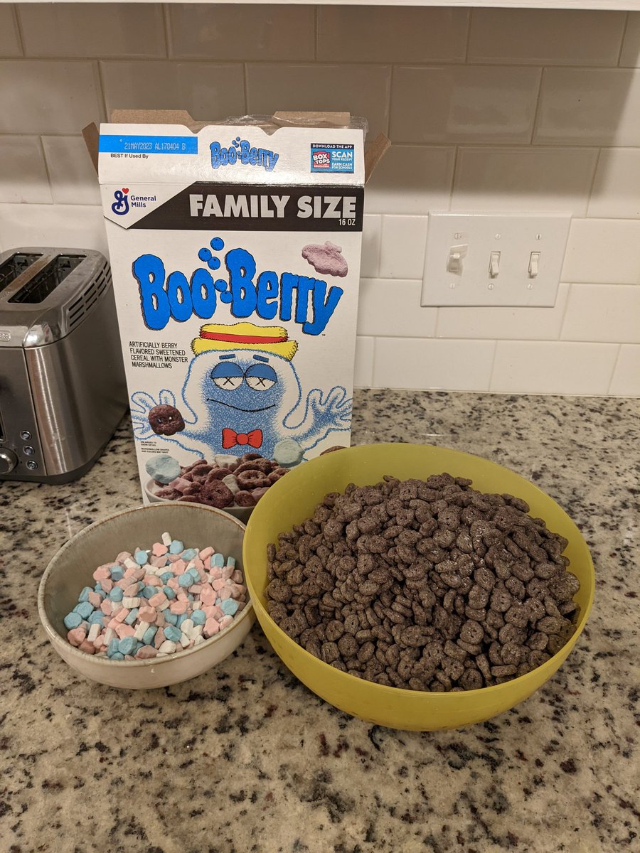 BacklogBoys's tweet photo. All done! π
Nothing says the day after Labor Day like Halloween Cereal and performing some very strange labor.
Now, can you guess which bowl gets eaten?
#BooBerry #cereal #halloweencereal #snacklog #boys https://t.co/QtWfPQBu3M