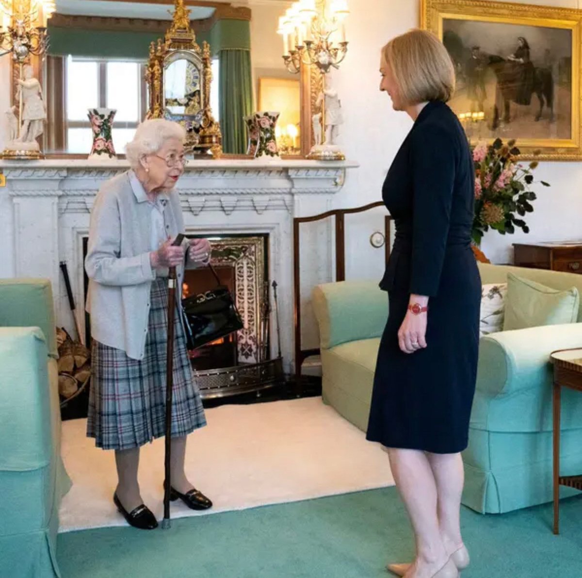 Queen Elizabeth is officially 5'-4".  A number of online sources say that Liz Truss is 5'-3".  Is something wrong here?