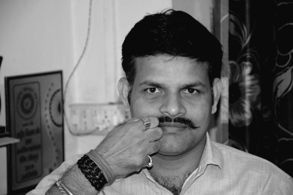 JournalistJagd2's tweet photo. जब सब कुछ इसी के लिए है,
तो हे ईश्वर इसे ऊंची रखना।
#यूंही #मूँछ #तेवर #अंदाज़
#स्टाइल #stylebyme https://t.co/jbeG4WLydc