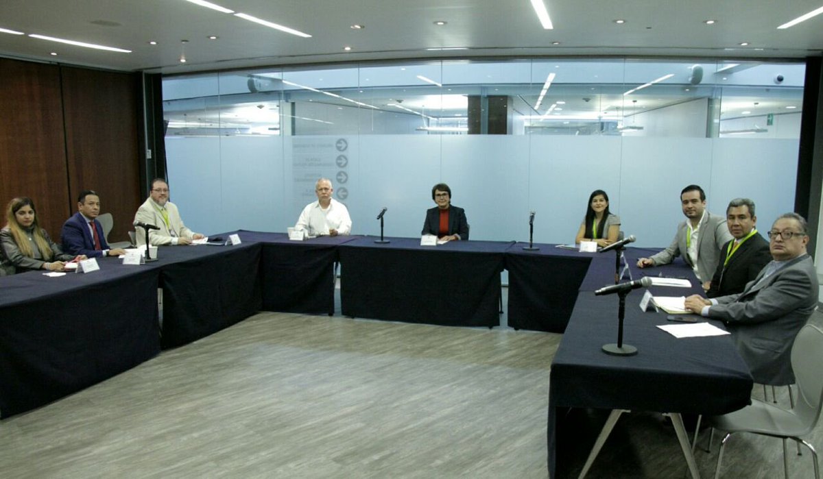 Sostuve una reunión con dirigentes sindicales de la <a href="/fenabadmx/">FENABAD</a>, quienes buscan mejores condiciones laborales para quienes trabajan en estas instituciones. 
Vamos a tener buenas noticias próximamente.