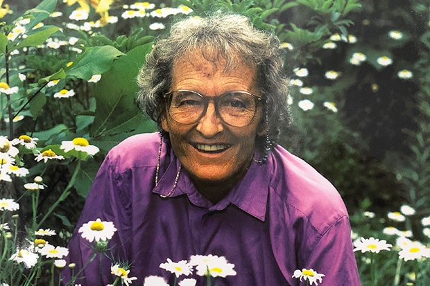 أجمل من عرفناهم، هم من تجرعوا الهزيمة وذاقوا المعاناة، خاضوا الكفاح وعرفوا الخسارة. ورغم كل ذلك، تغلبوا على المصاعب. هؤلاء الأفراد لديهم نزعة لتقدير الأشياء وإحساسا عميقا بما حولهم، وفهما للحياة يملأ قلوبهم بالرحمة والرقة والمحبة. الناس الجميلة لا تنزل من السماء فجأة.

- إ.ك-روس