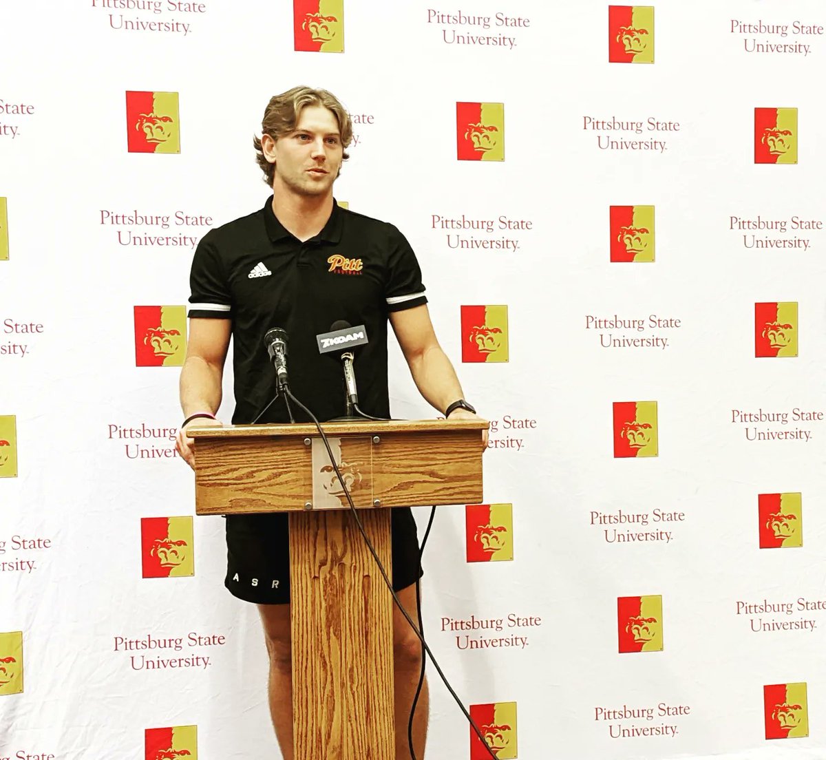 j_lenard's tweet image. WR Bryce Murphy. DL Zeke Wall.

Gorillas talking about Thursday's game against #11 Nebraska-Kearney.