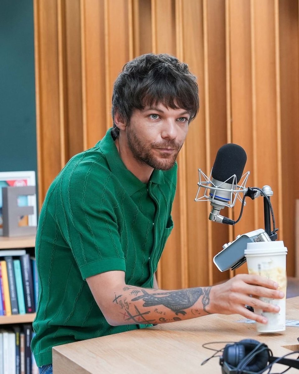 LT91UPDATESIT's tweet photo. 📸| Altra foto di Louis oggi in radio! https://t.co/aTjl58I3He