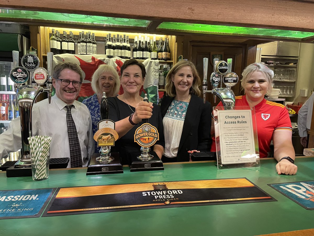 AlexDaviesJones's tweet photo. Theyโve even popped the Gower Power behind the bar for the occasion ๐ด๓ ง๓ ข๓ ท๓ ฌ๓ ณ๓ ฟโฝ๏ธ๐ป#WelshTakeover #BeFootball #TogetherStronger #YWalGoch #TheRedWall @GowerBrewery @Cymru #LongLiveTheLocal https://t.co/lcFefqKCu1