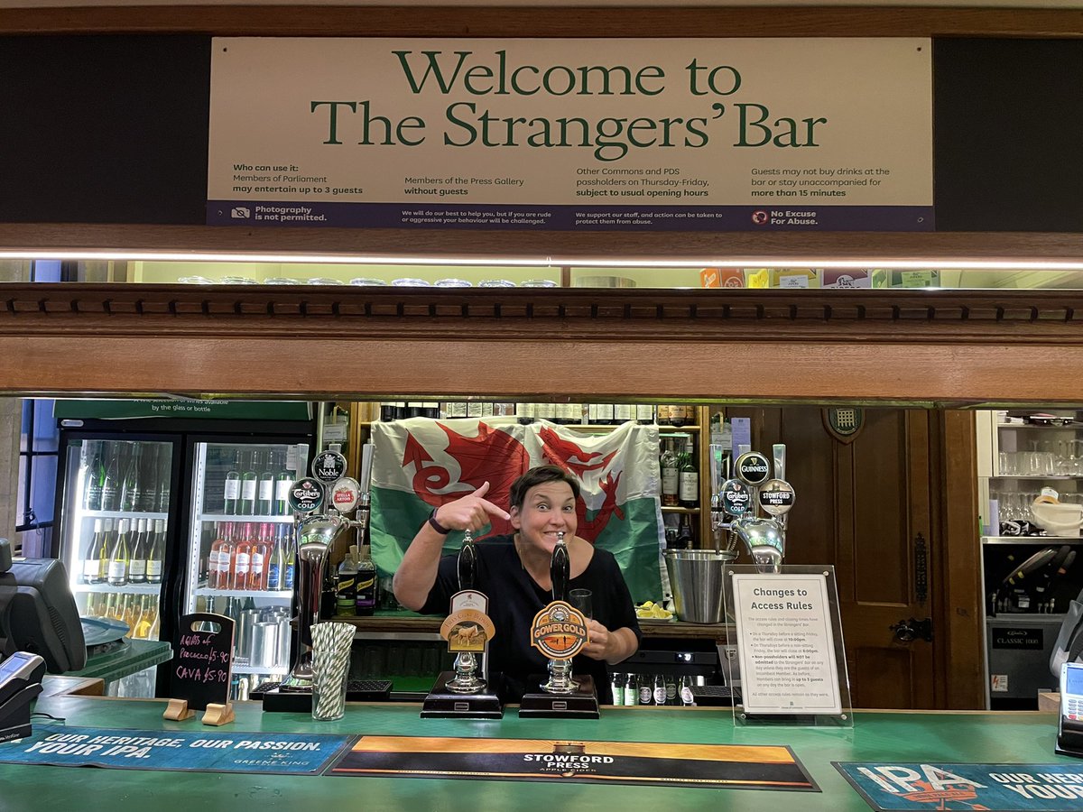 AlexDaviesJones's tweet photo. Theyโve even popped the Gower Power behind the bar for the occasion ๐ด๓ ง๓ ข๓ ท๓ ฌ๓ ณ๓ ฟโฝ๏ธ๐ป#WelshTakeover #BeFootball #TogetherStronger #YWalGoch #TheRedWall @GowerBrewery @Cymru #LongLiveTheLocal https://t.co/lcFefqKCu1
