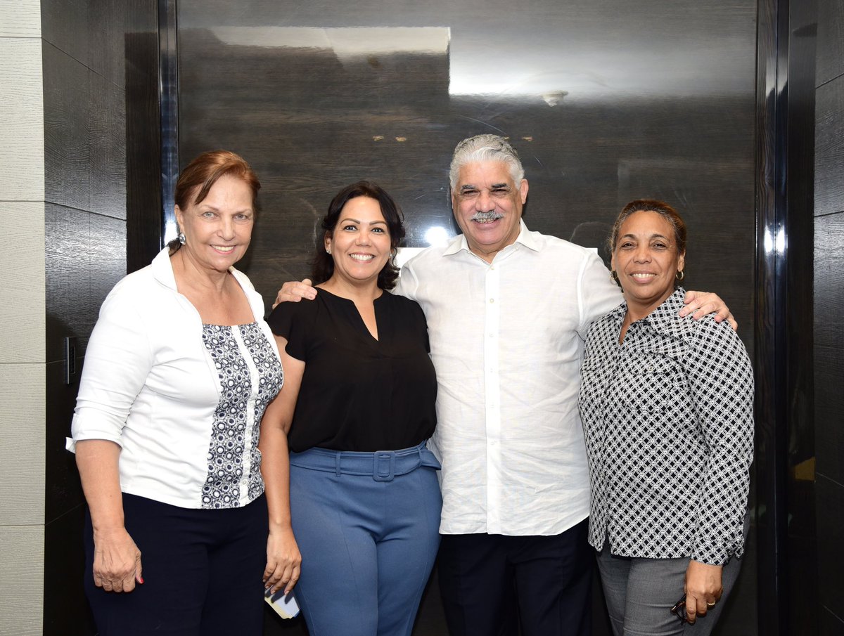 MiguelVargasM's tweet photo. Para dar inicio a la agenda de trabajo del día de hoy, recibí a la presidenta municipal #PRD en 📍 Bonao y secretaria de la Organizacion Nacional de #FEDOMUSDE, Angie Polanco, junto a la secretaria general de @miprd en Bonao, Evangelina Sosa. https://t.co/KIzA4F7hvw
