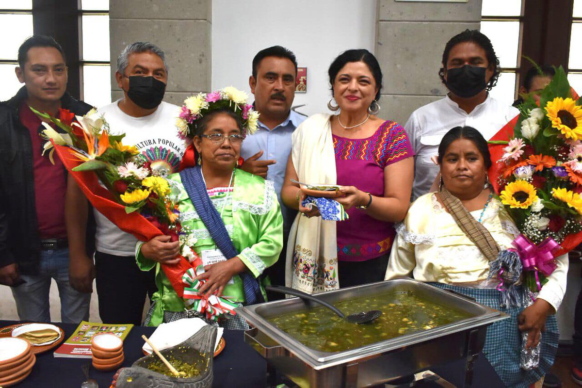 TveAtlixco's tweet photo. Fulgencia Moranchel Pérez (Doña Juanita) originaria de San Juan Huiluco, triunfa en Los Pinos con su platillo de Alaches con chile Tejoloteado, fue la única exponente poblana representando a la Entidad en el concurso gastronómico nacional ¿A qué sabe la Patria). https://t.co/z9PUNS828V