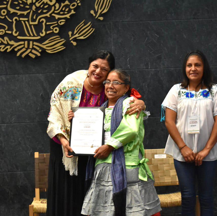 TveAtlixco's tweet photo. Fulgencia Moranchel Pérez (Doña Juanita) originaria de San Juan Huiluco, triunfa en Los Pinos con su platillo de Alaches con chile Tejoloteado, fue la única exponente poblana representando a la Entidad en el concurso gastronómico nacional ¿A qué sabe la Patria). https://t.co/z9PUNS828V