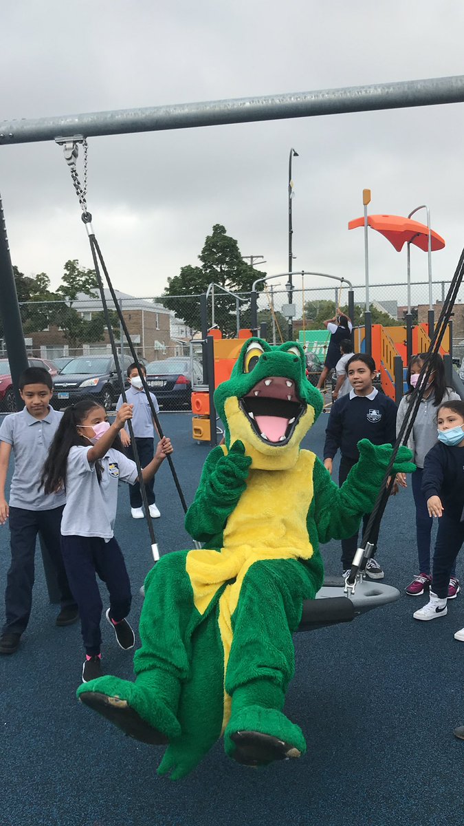 LauraHaganEd's tweet photo. Gus Gus the Gator made an appearance at arrival today. Kids and families were so excited. The smiles, laughs, high fives and hugs made our day! Great day to be a Gator.@AldoCalderin @D99Cicero https://t.co/QkwfVRicMa