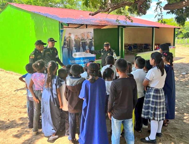 GuajiraPolicia's tweet photo. Con nuestra @PoliciaAduanera socializamos la línea Anticontrabando 159 a los niños y niñas de la comunidad Patajatamana en zona rural de #Maicao, sembrando la cultura de la legalidad desde la niñez #TodosContraElContrabando https://t.co/10J2nbecn3