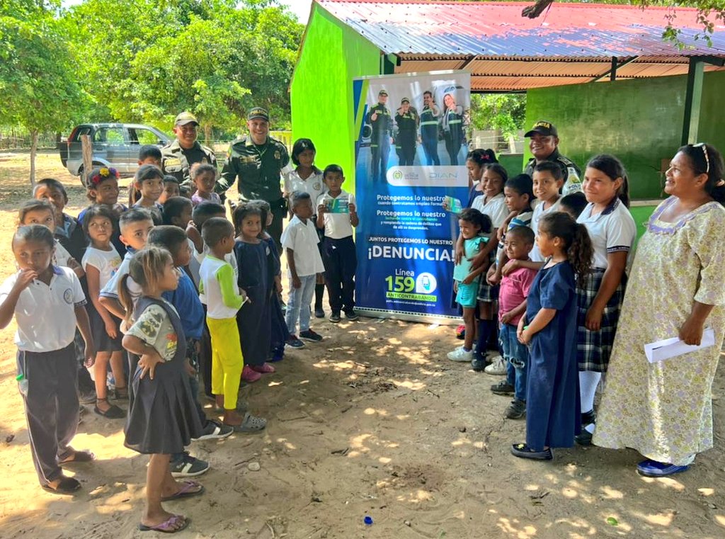 GuajiraPolicia's tweet photo. Con nuestra @PoliciaAduanera socializamos la línea Anticontrabando 159 a los niños y niñas de la comunidad Patajatamana en zona rural de #Maicao, sembrando la cultura de la legalidad desde la niñez #TodosContraElContrabando https://t.co/10J2nbecn3