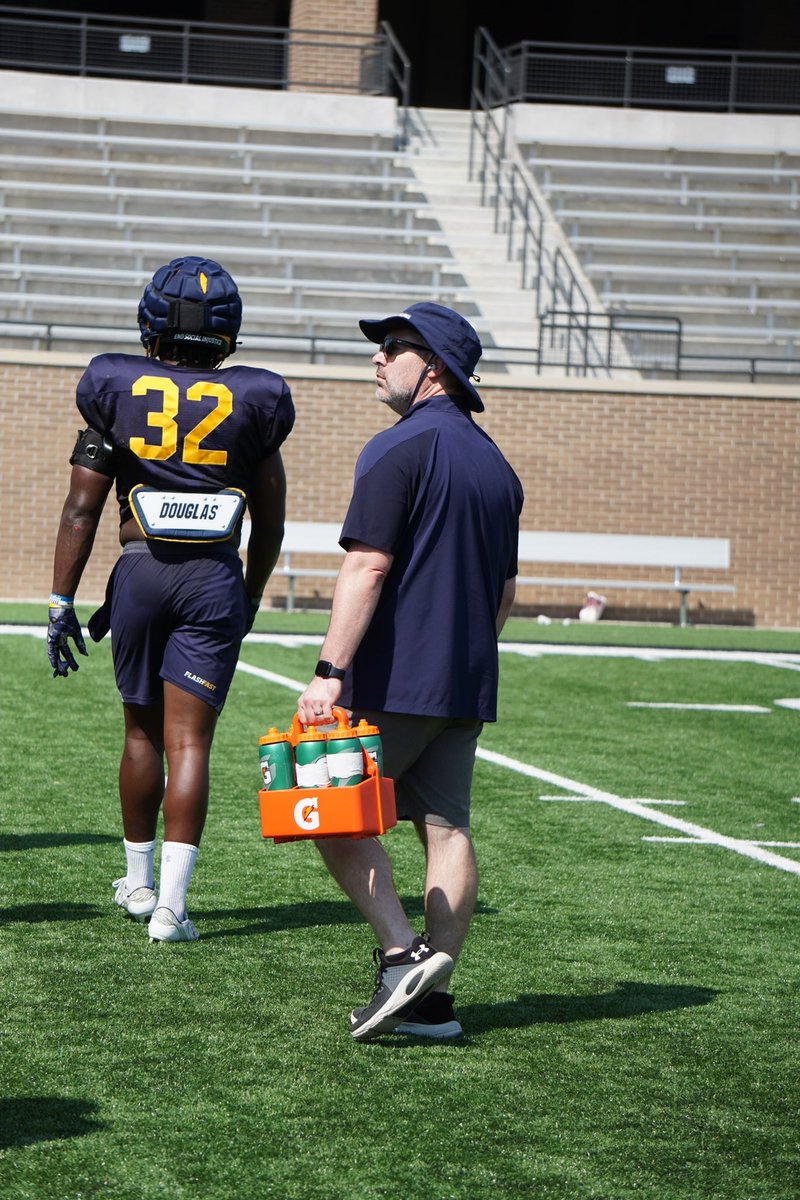 RandaleRichmond's tweet photo. What servant leadership looks like. Two of our Executive Leadership Team members, @AngHull &amp; @GregGlaus on hydration duty at today's practice. Love and Appreciate how they serve others! #GoGIVERS #ServeOthers

Thanks for the heads up @DFO_JTO! 👊🏾⚡️

#GoFlashes⚡️ https://t.co/rSu2VereMV
