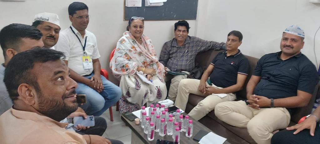 aapkatohid's tweet photo. આજ રોજ અમદાવાદ ખાતે લધુમતી વિંગ ગુજરાત પ્રદેશ કક્ષા ના હોદ્દેદારો ની બેઢક @arifansari_aap.ની અધ્યક્શતા માં કરવાં મા આવી હતી. જેમા એક  કોર કમિટી નું પણ ગઠન કરવાં માં આવ્યુ. @Gopal_Italia @isudan_gadhvi @manoj_sorathiya @GulabMatiala @SandeepPathak04 @AAPGujarat https://t.co/RejRrzhrov