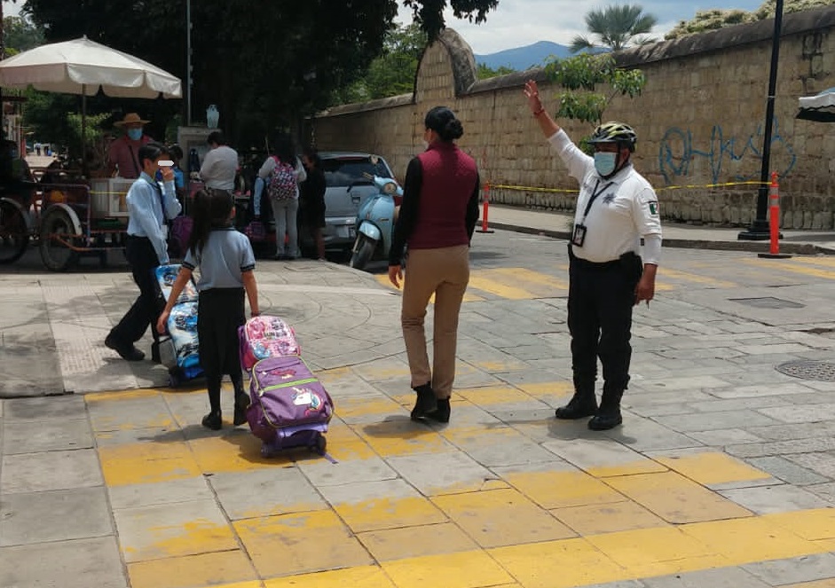 PolVial_GobOax's tweet photo. Conductor:
👉🏻 Recuerde #ElPeatónEsPrimero #Respetelo
🚸 Disminuya su velocidad en las zonas escolares.
✅ Ceda el paso al peatón. #OaxacaDeJuárez #Oaxaca
@GobOax @alejandromurat @SSP_GobOax @DAVIDANTONIOJIM https://t.co/QBcIrZJPNe