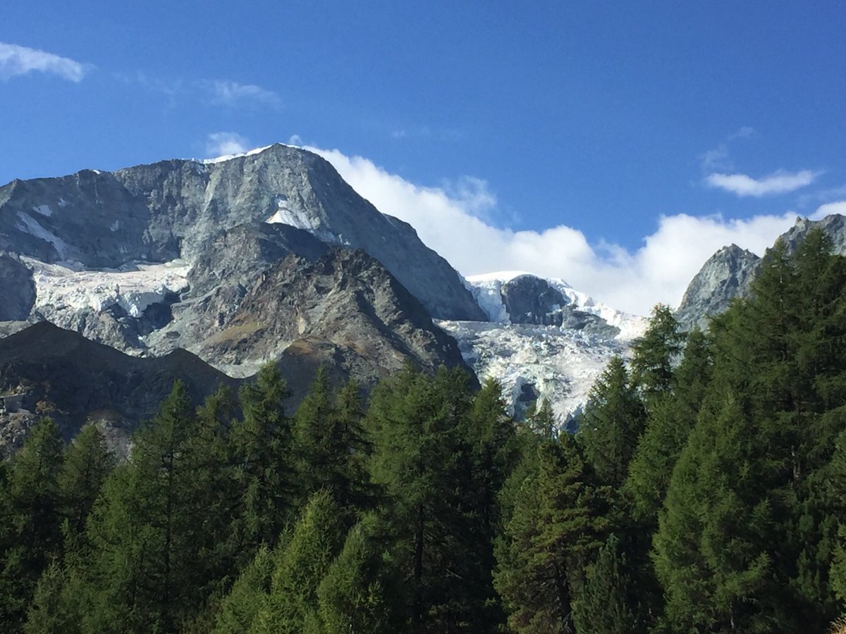 GmurHelen's tweet photo. Heute Morgen in Arolla / Wallis 🇨🇭 #Arolla #Wallis #Valais #Schweiz #Wanderer #Hikers #Seriousclimbers #westopped #peoplewithoutknowledge #tryingtoclimb #afewscarymoments #notamountainrescouer #gratefulforthemoments #learnedsomething #wetryagain #whenlesspeoplearearound☀️🥾🕶🎒🏔 https://t.co/JeCIZlbGoX