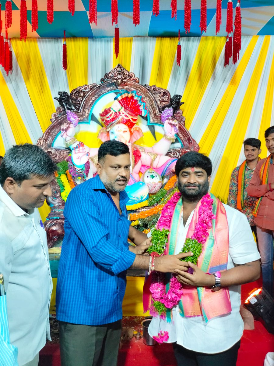 TSR4BJPIndia's tweet photo. మైలర్ దేవ్ పల్లి డివిజన్ ఉడ్డంగడ్డ లో వినాయక నవరాత్రులు సందర్భంగా వినాయక పూజ మరియు అన్నప్రసాదా కార్యక్రమంలో పాల్గొనడం జరిగింది.
#Thokalasrinivasreddy #BJPTelangana #mailerdevpally #RajendraNagar
#BJPCorporator #ganeshpooja #Hyderabad https://t.co/5l8GduqWtn