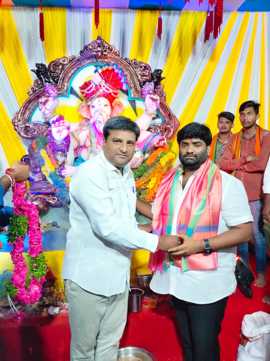 TSR4BJPIndia's tweet photo. మైలర్ దేవ్ పల్లి డివిజన్ ఉడ్డంగడ్డ లో వినాయక నవరాత్రులు సందర్భంగా వినాయక పూజ మరియు అన్నప్రసాదా కార్యక్రమంలో పాల్గొనడం జరిగింది.
#Thokalasrinivasreddy #BJPTelangana #mailerdevpally #RajendraNagar
#BJPCorporator #ganeshpooja #Hyderabad https://t.co/5l8GduqWtn
