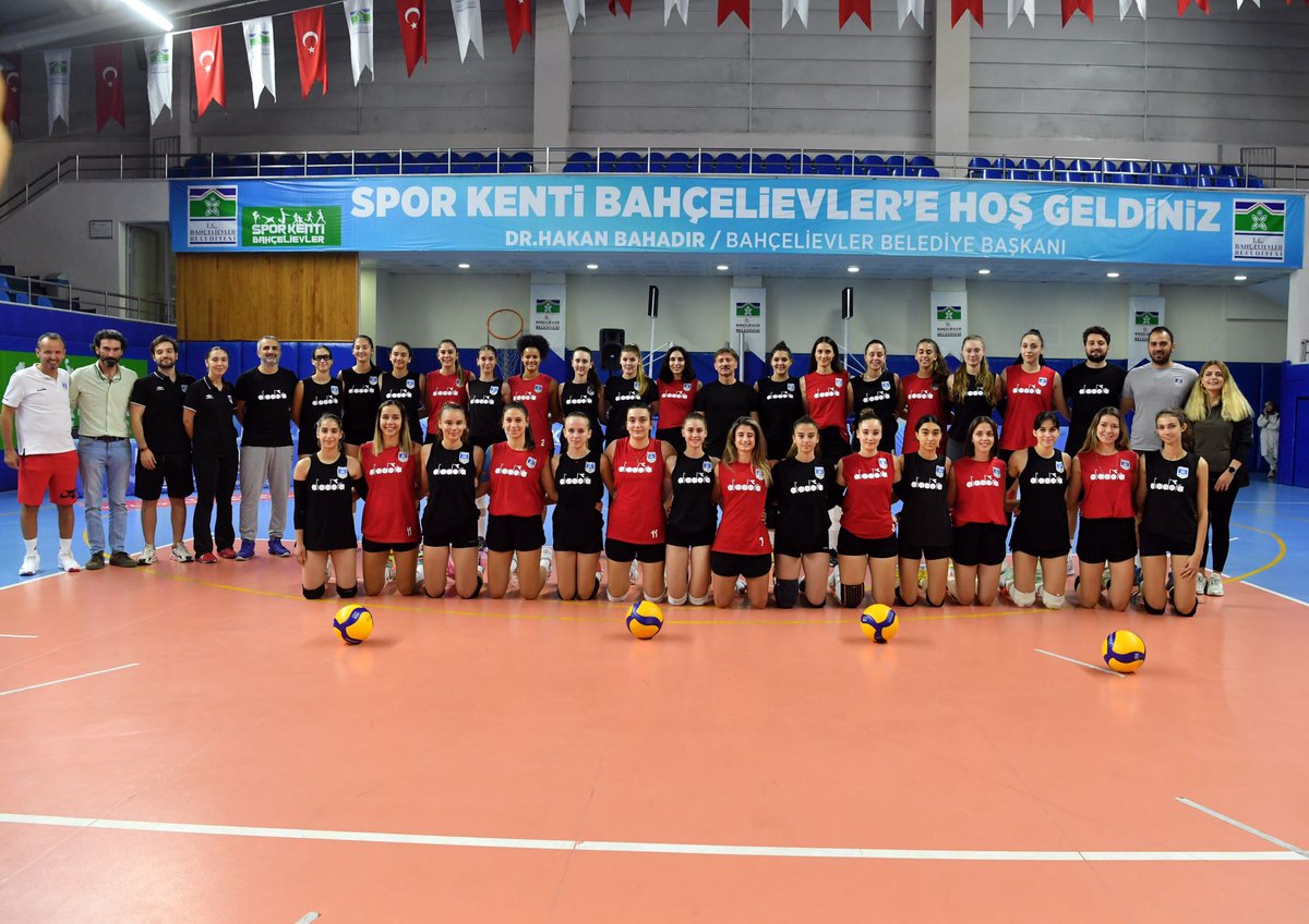 DrHakanBahadir's tweet photo. Bahçelievler Belediye Spor Kulübümüzün Voleybol takımının yeni transferleri için düzenlenen imza töreninde sporcularımızla bir araya geldik.

Bu sene hedef Sultanlar Ligi 💪 https://t.co/h6n5OwOWMd