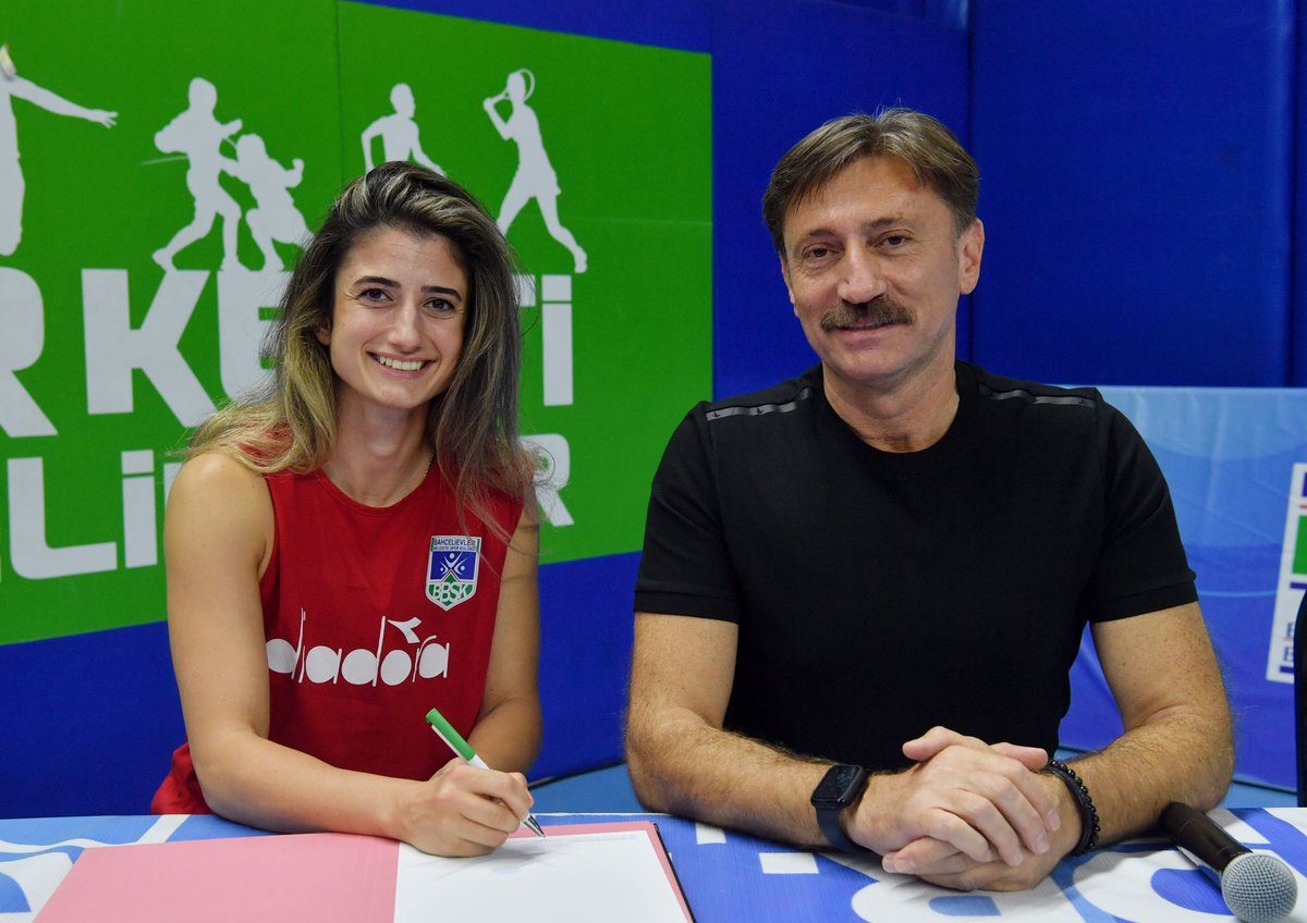 DrHakanBahadir's tweet photo. Bahçelievler Belediye Spor Kulübümüzün Voleybol takımının yeni transferleri için düzenlenen imza töreninde sporcularımızla bir araya geldik.

Bu sene hedef Sultanlar Ligi 💪 https://t.co/h6n5OwOWMd