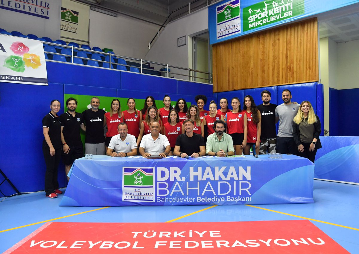 DrHakanBahadir's tweet photo. Bahçelievler Belediye Spor Kulübümüzün Voleybol takımının yeni transferleri için düzenlenen imza töreninde sporcularımızla bir araya geldik.

Bu sene hedef Sultanlar Ligi 💪 https://t.co/h6n5OwOWMd