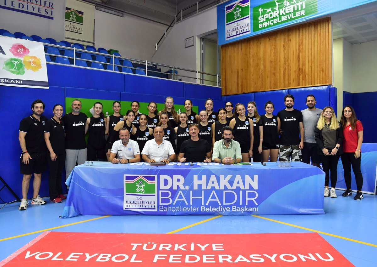 DrHakanBahadir's tweet photo. Bahçelievler Belediye Spor Kulübümüzün Voleybol takımının yeni transferleri için düzenlenen imza töreninde sporcularımızla bir araya geldik.

Bu sene hedef Sultanlar Ligi 💪 https://t.co/h6n5OwOWMd
