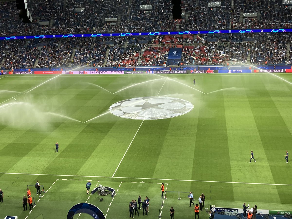 PhilSANFOURCHE's tweet image. Pelouse copieusement arrosée avant match. Quel scandale mes amis… 😉