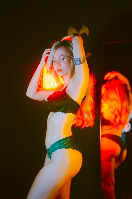 Watch Leah's leaked NSFW photo on TwXstars