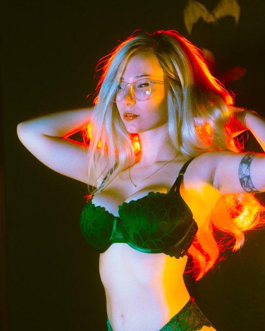 Watch Leah's leaked NSFW photo on TwXstars