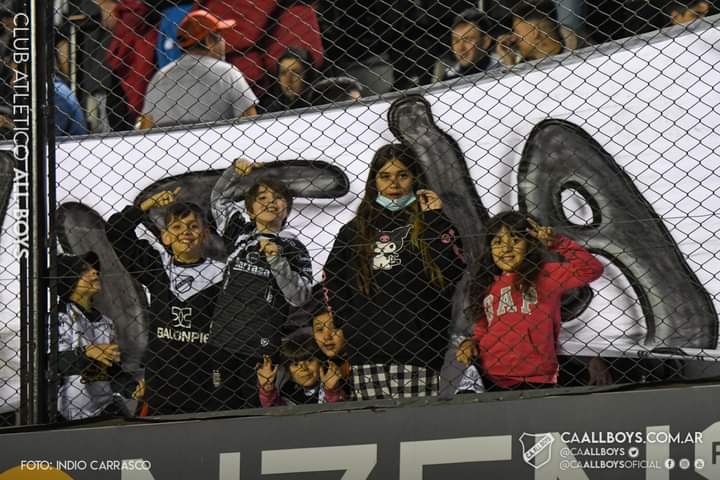 VaaNeeSiiTaaa's tweet photo. De chiquito me enseñaron a quererte 🎶 🤍🖤🤍 https://t.co/vPyU4Z9adE
