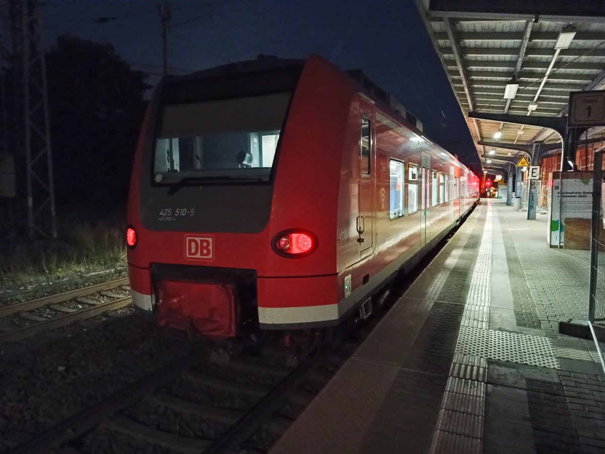 Christian_Cmbln's tweet photo. Sehr interessantes Gebilde! 3 Wagen vom 010 und ein Wagen vom 006! #BR425 #S1 #SBahnMagdeburg https://t.co/w6G9cJNBp6