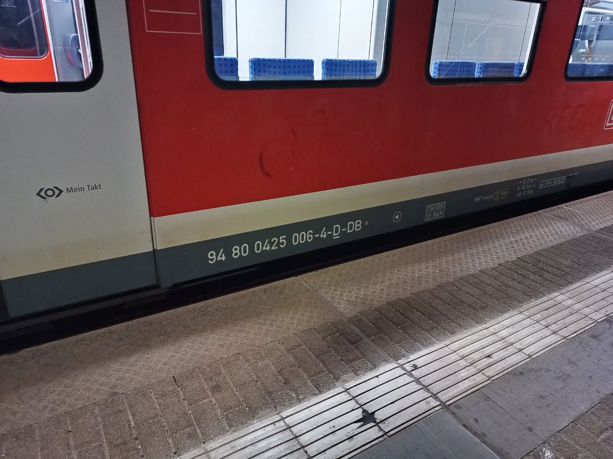 Christian_Cmbln's tweet photo. Sehr interessantes Gebilde! 3 Wagen vom 010 und ein Wagen vom 006! #BR425 #S1 #SBahnMagdeburg https://t.co/w6G9cJNBp6
