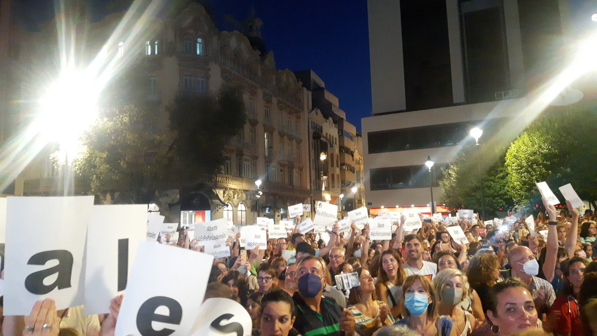 BsMtriz's tweet photo. Esto es lo que las cámaras del @AytoAlbacete están evitando mostrar. Cientos de carteles: Ab en pie de los animales.
@ArcaDeNoeAB
@DejandoHuellaAB
@feriaABCT 
#nomasanimalesabandonados https://t.co/UDnIwo2geQ