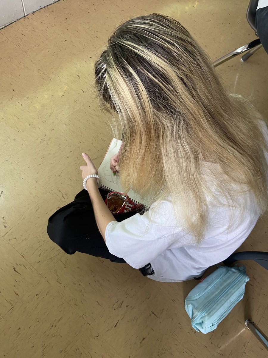 MsGraysArtRoom's tweet photo. There was some moaning &amp; groaning this morning when I told Art II they were drawing upside down 🙃 

Little do they know, this will help them in the long run for our drawing unit ✏️ https://t.co/VTKsunWY3t