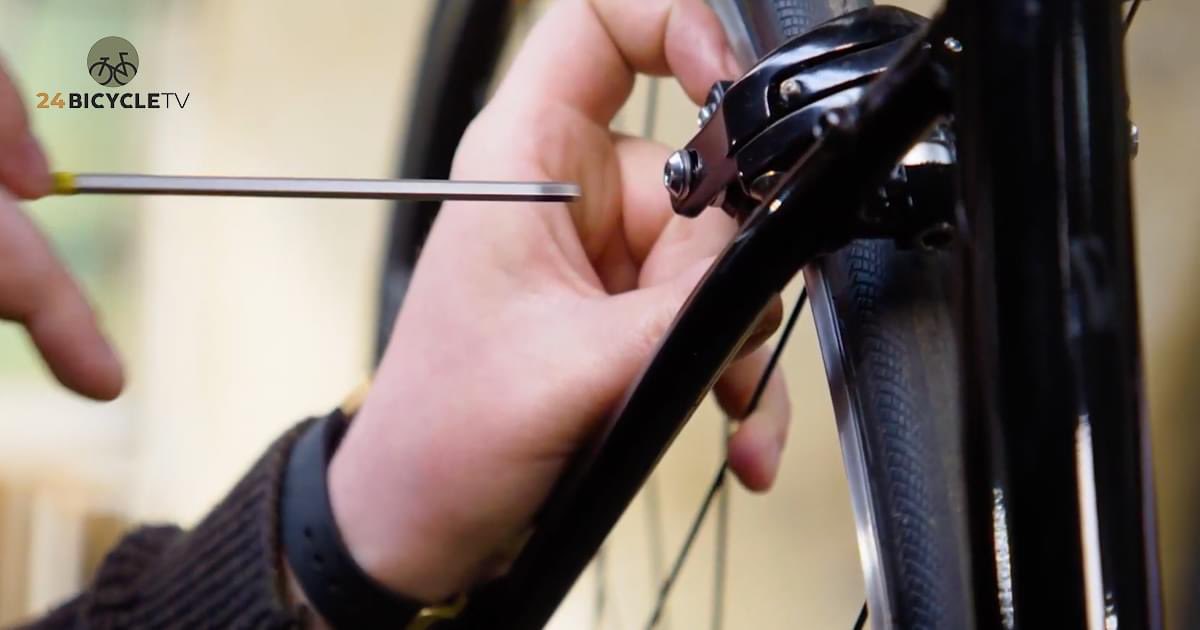 24bicycleTV's tweet photo. Veiligheid voorop! Deze week legt fietsenmaker Benn je alles uit over het afstemmen van de remmen: https://t.co/LHp9M7dCri https://t.co/qpkrwAsgET