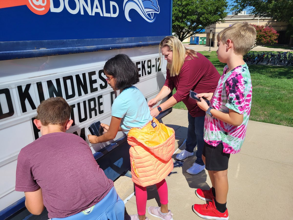 EmmettMichele's tweet photo. Student Council changing the marquee. Great helpers learning how to change the announcements. Super job! @donald_es #leadersrus #donaldstem https://t.co/36FCkdiRaZ