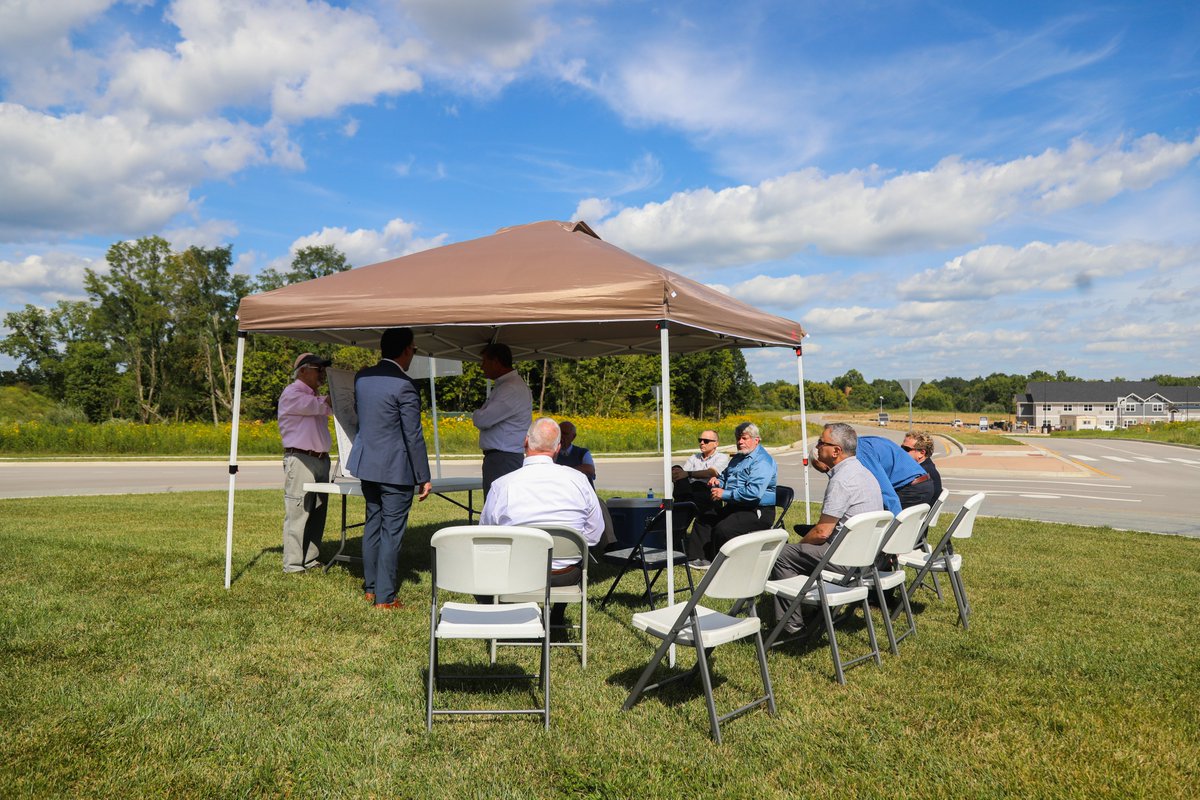 HCRHOKy's tweet photo. Oldham Reserve Business Park was honored to have a visit from Secretary Jeff Noel, Kentucky Cabinet for Economic Development @CEDkygov this past week. Thank you for your time Secretary & we look forward to working with you on future projects at OR!
#HollenbachOakleyDevelopment https://t.co/k4M4ptBqyD