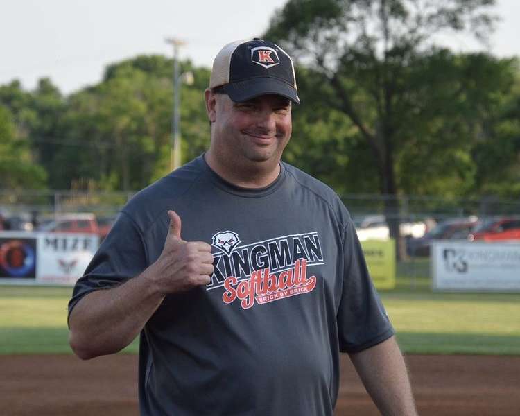 🦅 Kingman High School FEATURED COACH of the Week: Assistant Football coach @JohanTSpex!!

Coach Spexarth is a fan of the Iowa Hawkeyes. He enjoys drinking an ice cold lemonade 🍋. In his 8th grade year, he showed the Grand Champion pig at the Harvey County fair 🐖.