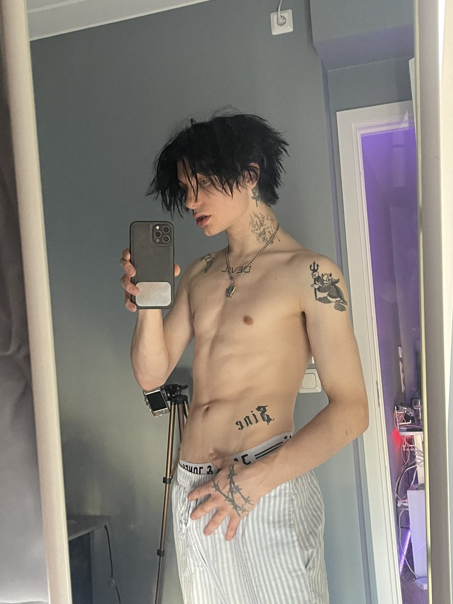 ohprinxesky's tweet photo. Would sit on ur knees for me?🧛🏻 https://t.co/8jLr8SHMEC