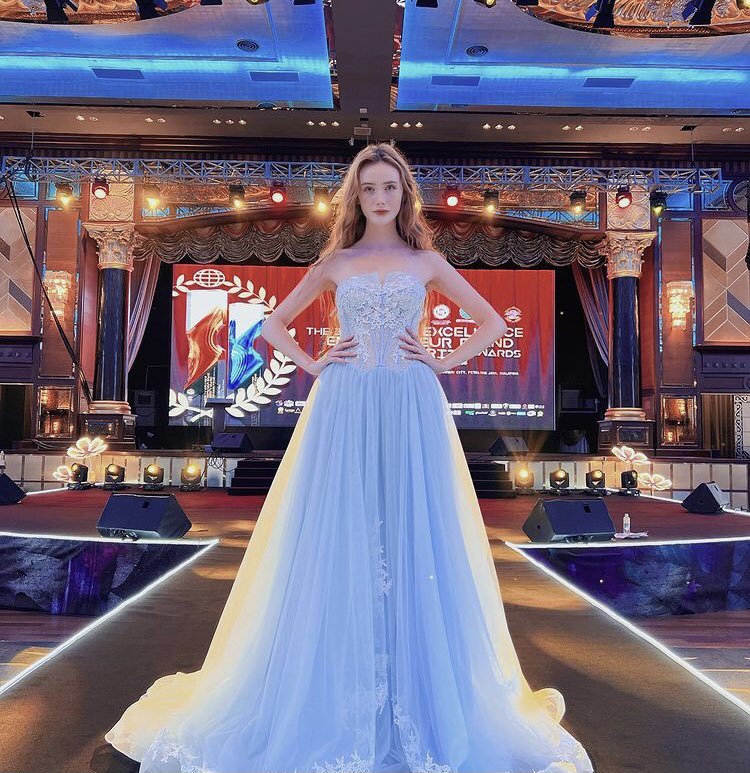 ailingla1's tweet photo. I am the most beautiful when I come on stage.🥰 https://t.co/KngNsqfMBS
