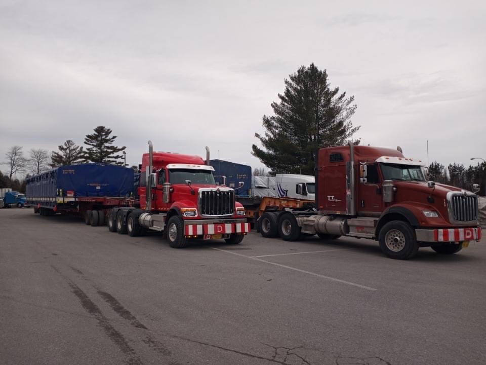 totaltransport9's tweet photo. Happy Total Transport Tuesday all!! A bit dark and rainy out there but that doesnβt stop anyone from hauling heavy loads! Be safe on the roads! #rainydayhauling #redtrucks #totaltransportandrigging https://t.co/SDKqdYDLv0