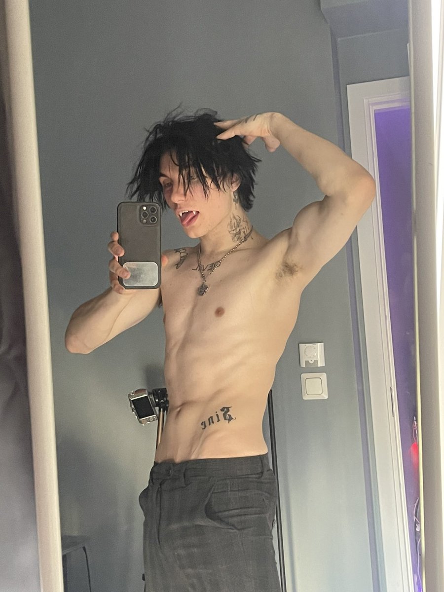 ohprincesky's tweet photo. I need blood🧛🏻 https://t.co/rR281SCaon