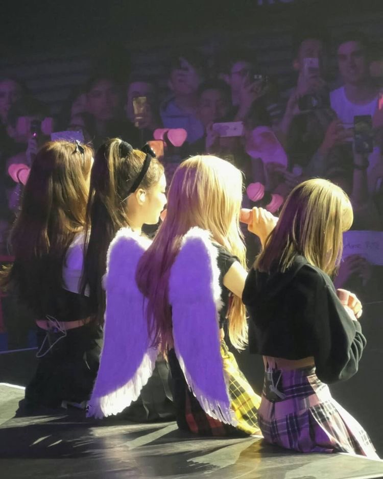 BLACKPINKMX1's tweet photo. Una realidad para muchos blinks dentro de poco ✨

#BLACKPINKMÉXICO https://t.co/SMkCAhVc8D