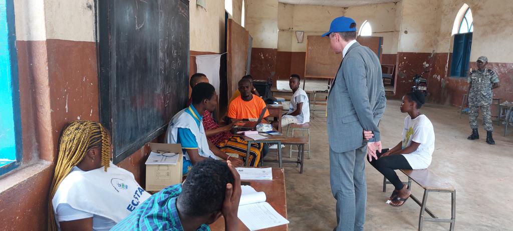 EUinSierraLeone's tweet photo. Lunsar: 🇪🇺 EU Ambassador Müller visited the @ECSalone Registration Centre at R.C Boys School in #Lunsar, Marampa Chiefdom. 

🇪🇺EU encourages the people of Salone 🇸🇱 to register for the 2023 elections. https://t.co/8BJ6509gCL
