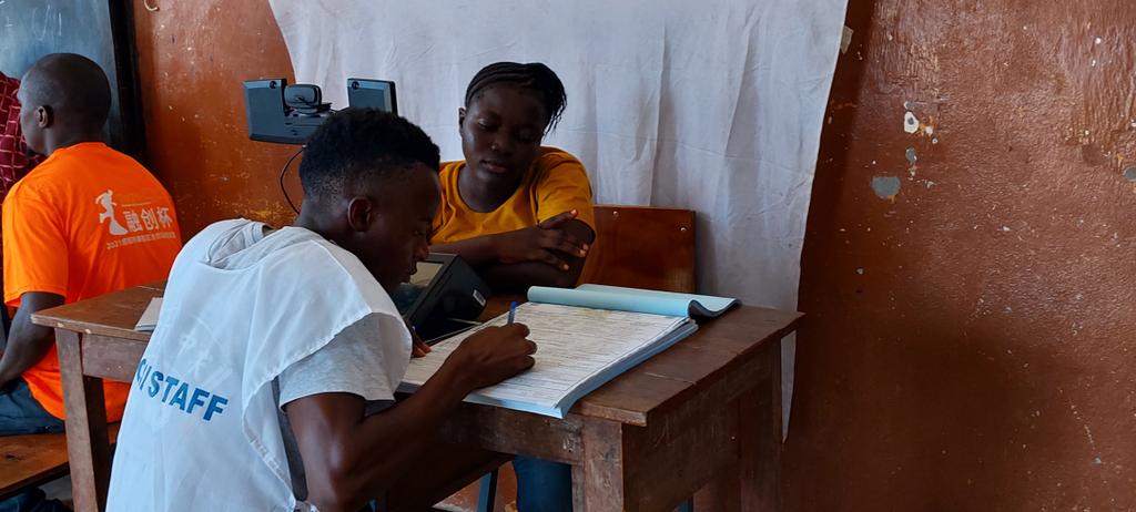 EUinSierraLeone's tweet photo. Lunsar: 🇪🇺 EU Ambassador Müller visited the @ECSalone Registration Centre at R.C Boys School in #Lunsar, Marampa Chiefdom. 

🇪🇺EU encourages the people of Salone 🇸🇱 to register for the 2023 elections. https://t.co/8BJ6509gCL