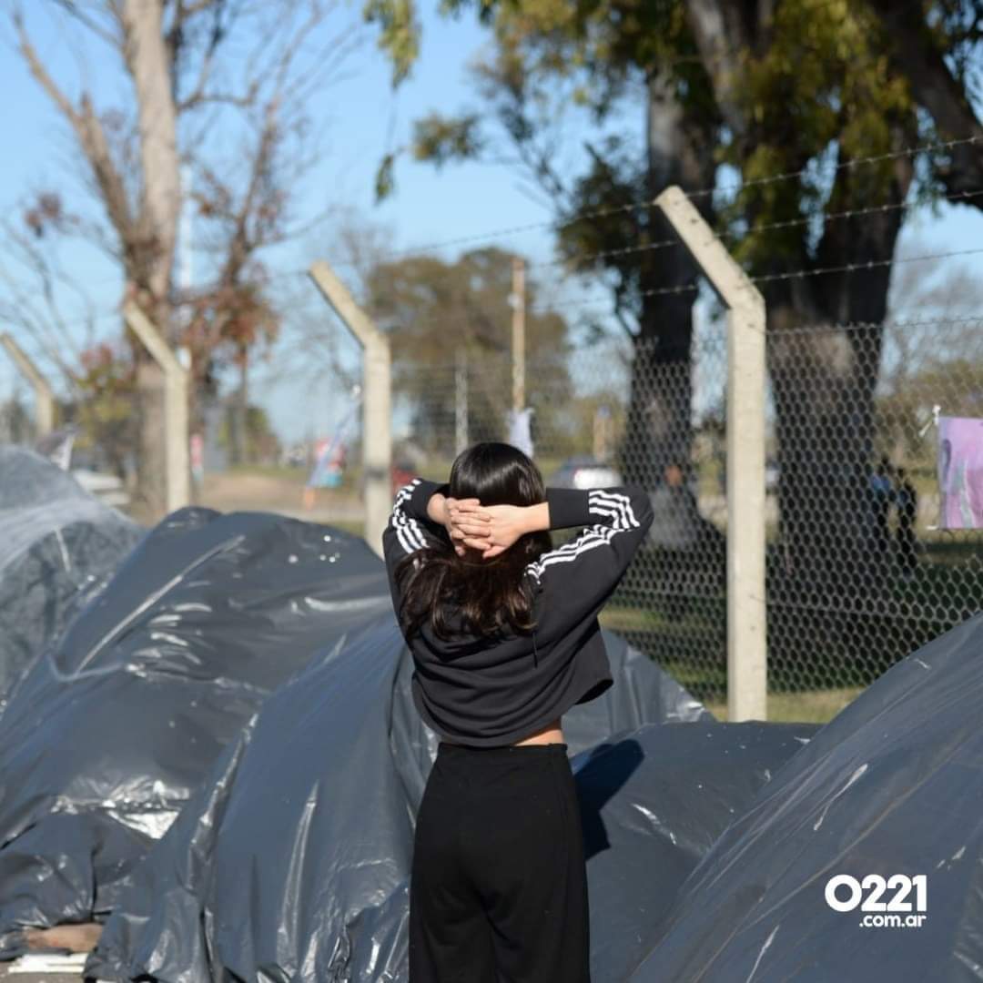 TourJBUpdates's tweet photo. Nos parte el corazón verlas así, les mandamos un fuerte abrazo. 🫂❤️ https://t.co/YMR8iy2kgF