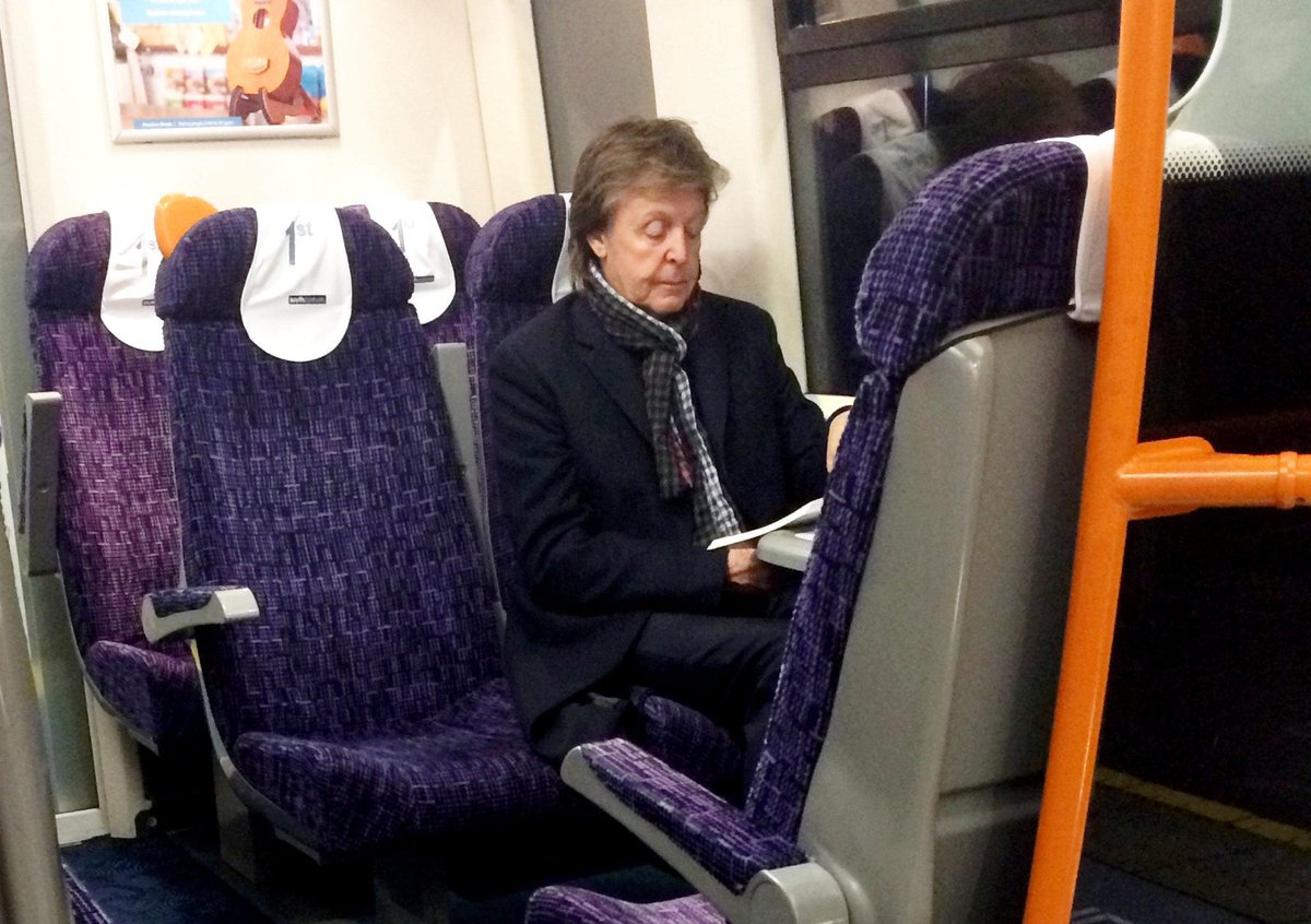BeigeMusic's tweet photo. Encore une célébrité qui ne peut pas prendre le train parce que ça ne va pas assez vite et que sa sécurité ne serait pas assurée. https://t.co/pRcri2ak8w